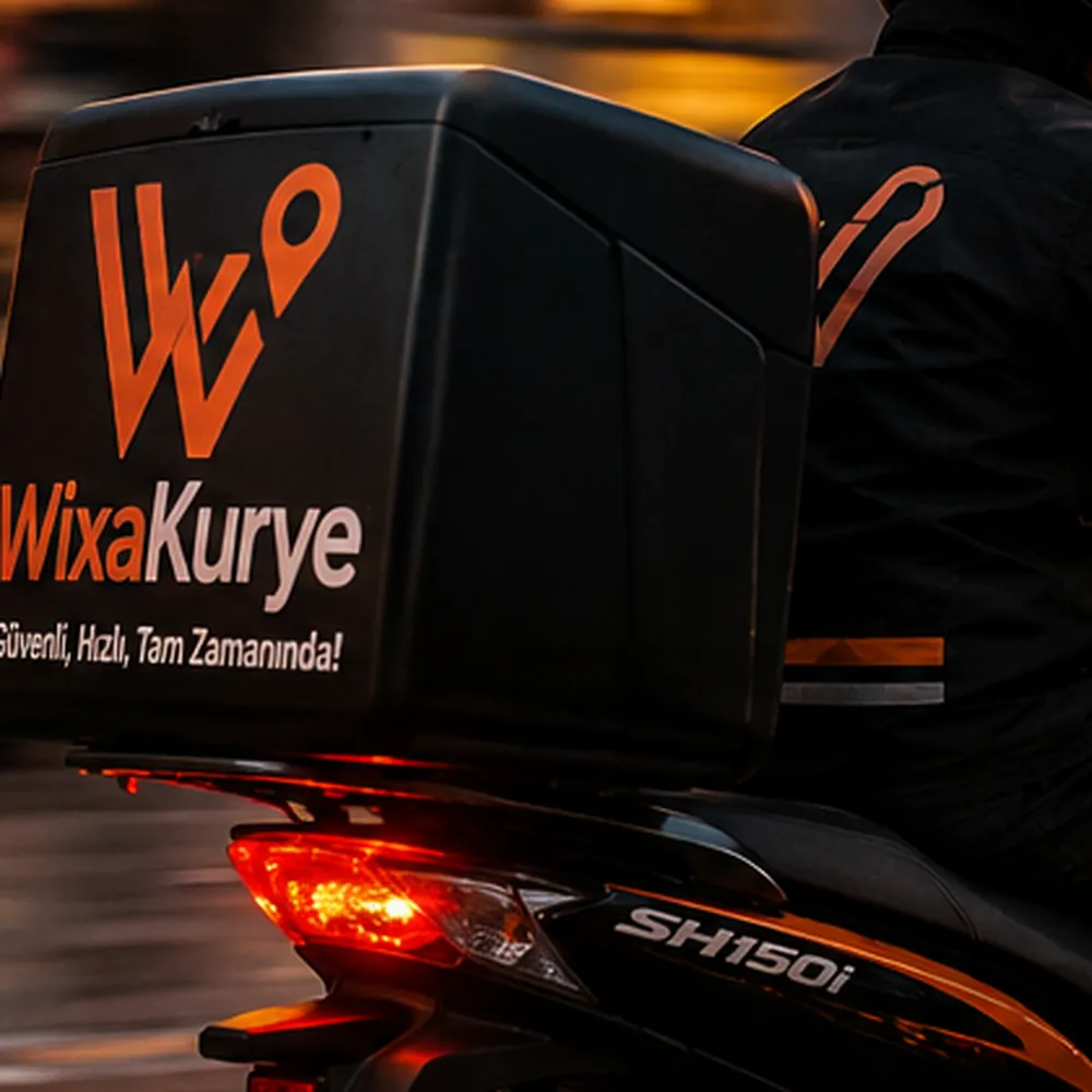 WixaKurye çantası ve motosikletin stop lambası, yağmurlu yolda
